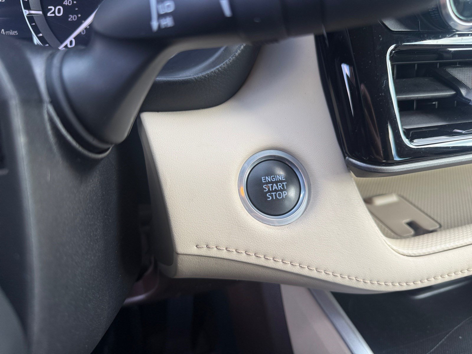 Used 2021 Toyota Highlander XLE FWD image 28