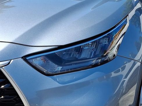Used 2020 Toyota Highlander LE AWD/4WD image 9