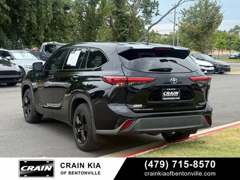 Used 2022 Toyota Highlander LE AWD/4WD image 5