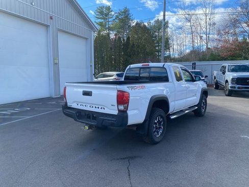 Used 2017 Toyota Tacoma TRD Off-Road image 5