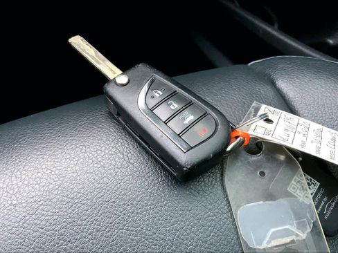 Used 2020 Toyota Camry SE image 14