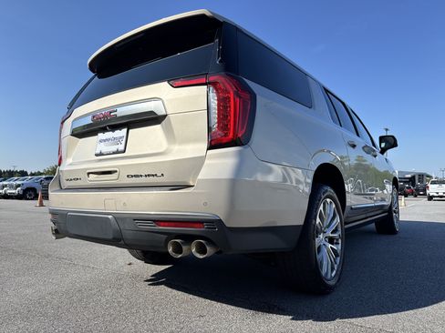 Used 2022 GMC Yukon XL Denali AWD/4WD image 10