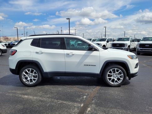 Used 2022 Jeep Compass Latitude image 2
