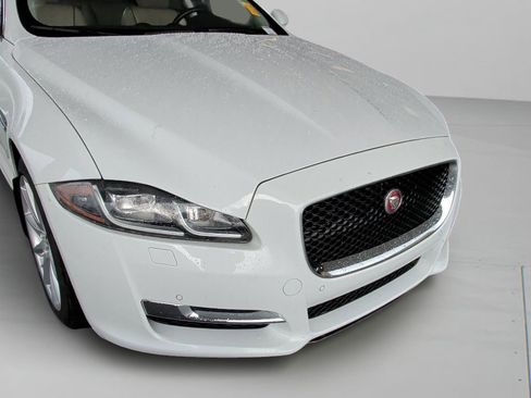 Used 2017 Jaguar XJ R-Sport image 10