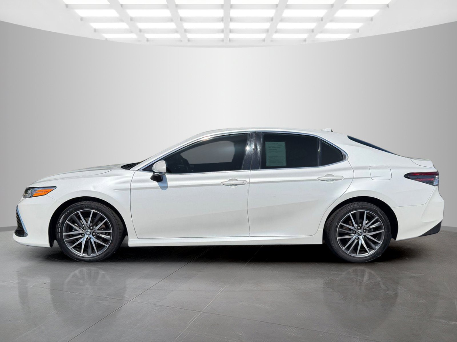 Used 2023 Toyota Camry XLE FWD image 3
