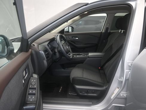 Used 2023 Nissan Rogue SV AWD/4WD image 17