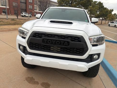 Used 2020 Toyota Tacoma TRD Sport image 3