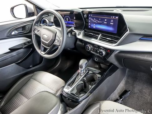 Used 2025 Chevrolet Trax LT FWD image 23