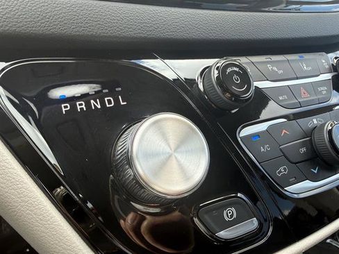 Used 2024 Chrysler Pacifica Touring-L image 38