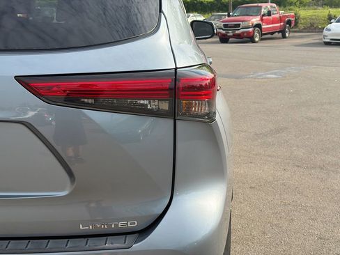 Used 2023 Toyota Highlander Limited FWD image 11