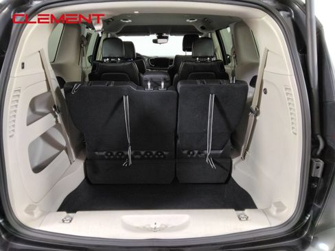 Used 2023 Chrysler Pacifica Touring-L FWD image 9