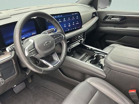 Used 2025 Chevrolet Suburban Z71 AWD/4WD image 13