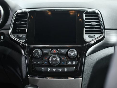 Used 2021 Jeep Grand Cherokee Laredo X AWD/4WD image 9