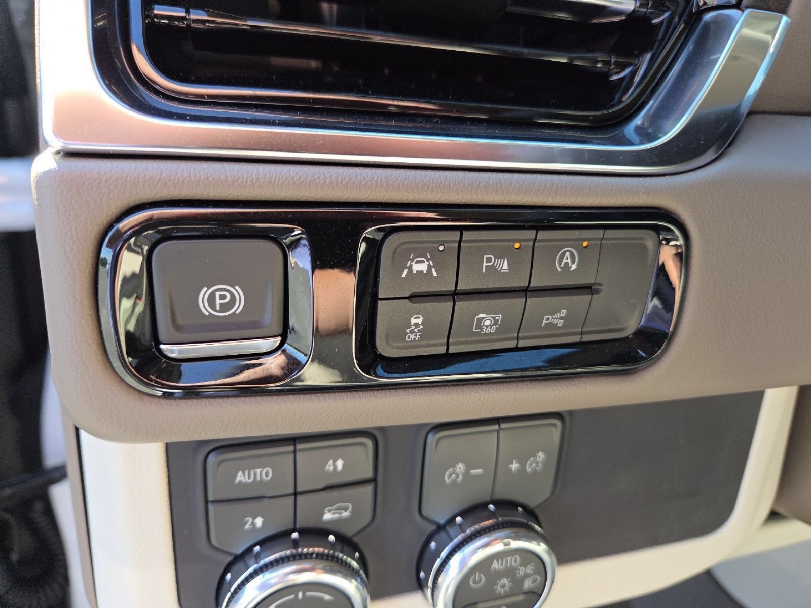 New 2026 GMC Yukon XL Denali w/ LPO, Floor Liner Package AWD/4WD image 11
