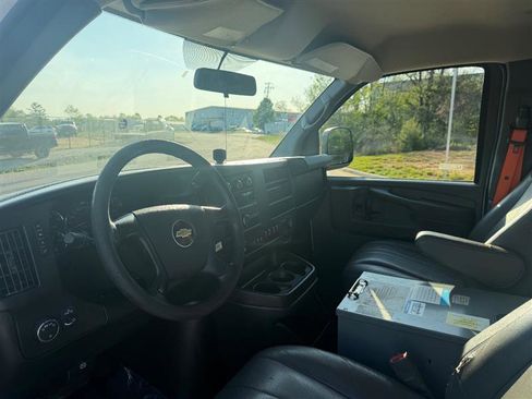 Used 2015 Chevrolet Express 2500 image 14