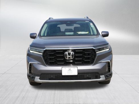 Certified 2025 Honda Pilot Touring image 2