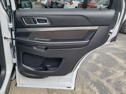 Used 2018 Ford Explorer XLT w/ Equipment Group 202A AWD/4WD image 18