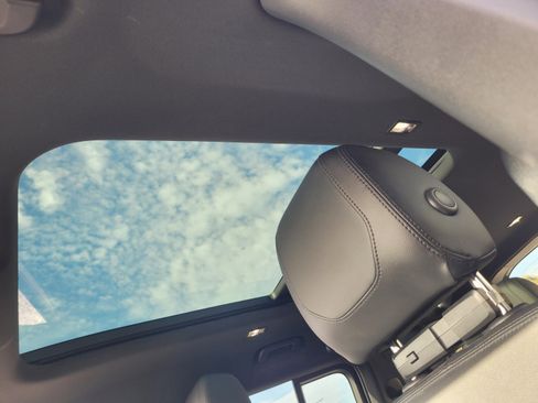 Used 2024 Land Rover Defender 110 S image 19