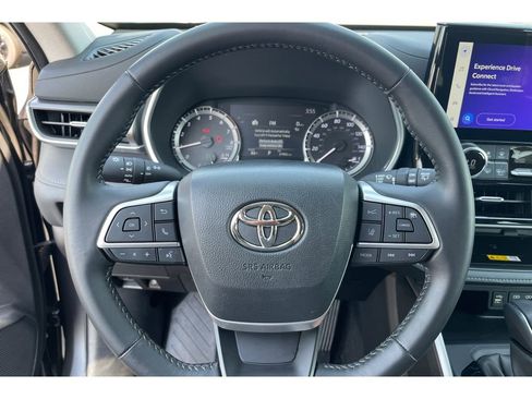 Used 2024 Toyota Highlander XLE FWD image 37