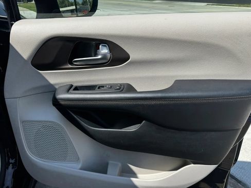 Used 2018 Chrysler Pacifica Touring-L FWD image 18