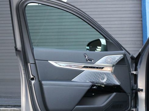 Used 2023 BMW 760i xDrive w/ Executive Package image 17