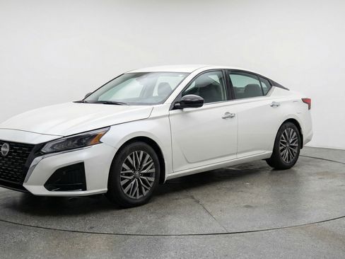 Used 2025 Nissan Altima 2.5 SV FWD image 3