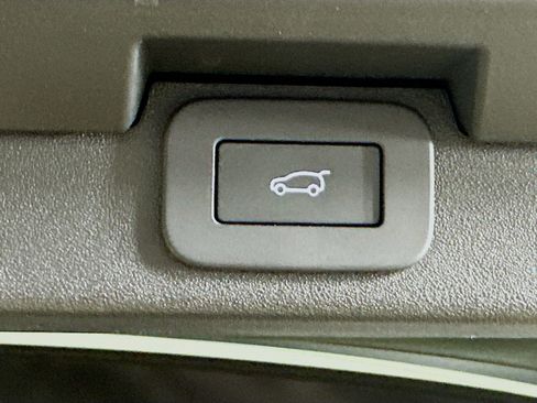 Used 2025 Land Rover Discovery S AWD/4WD image 43