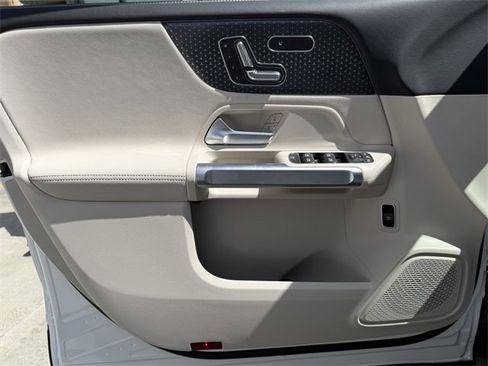 Used 2025 Mercedes-Benz GLB 250 4MATIC image 12