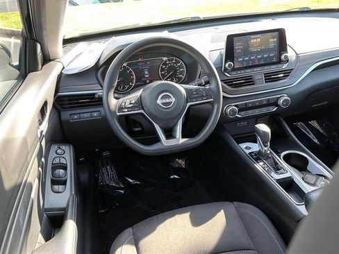 Used 2024 Nissan Altima 2.5 SV FWD image 17