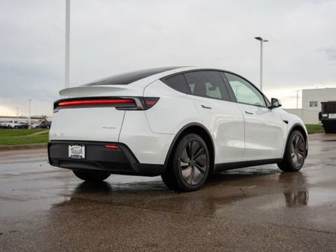 Used 2026 Tesla Model Y AWD image 7