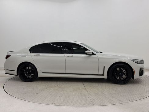 Used 2022 BMW 740i w/ M Sport Package RWD image 8