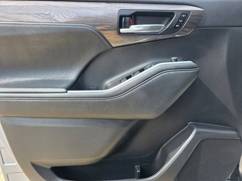 Used 2021 Toyota Highlander Platinum image 17