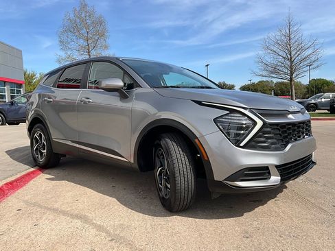 Used 2025 Kia Sportage LX image 4