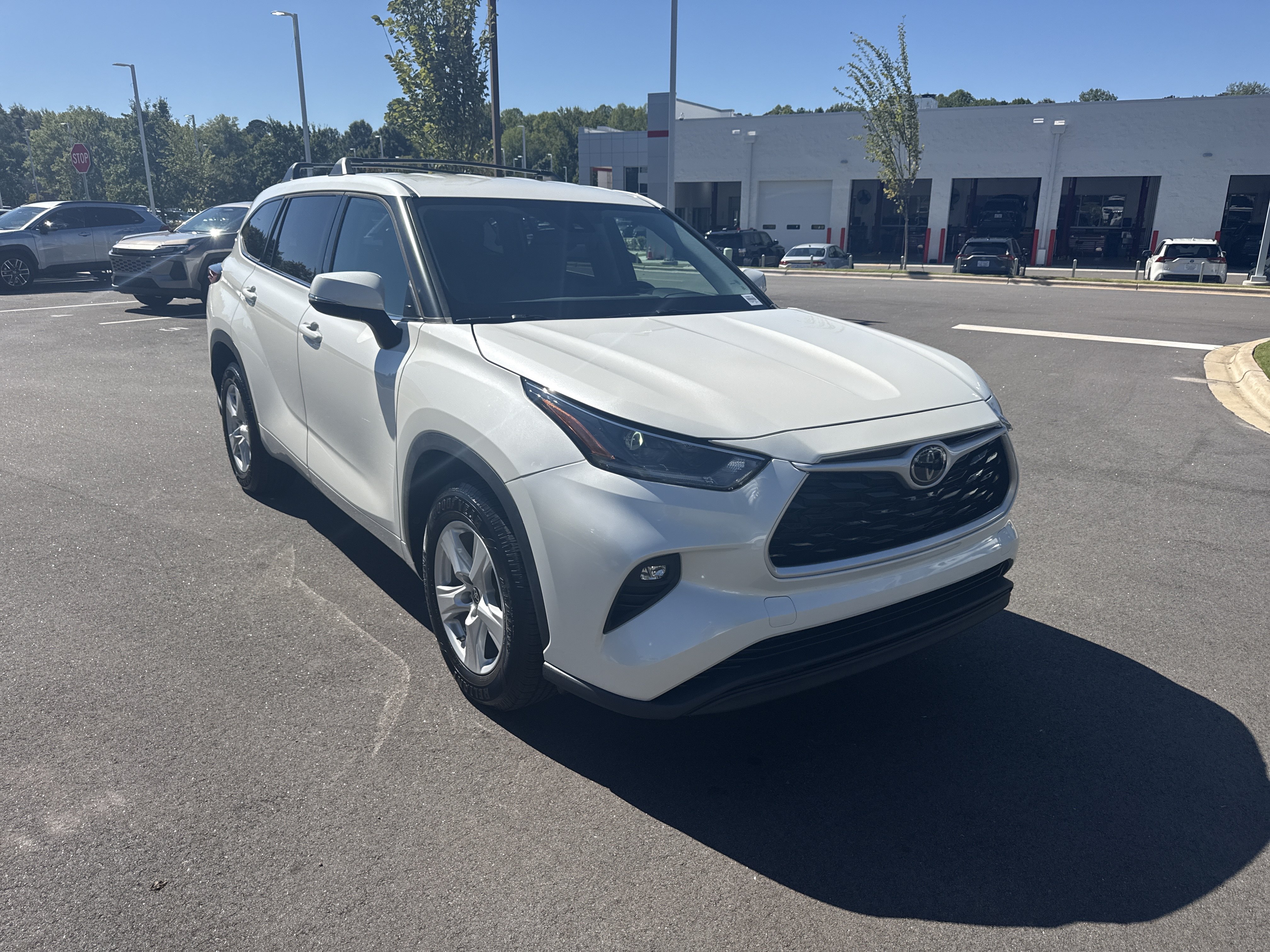 Used 2021 Toyota Highlander LE FWD image 2