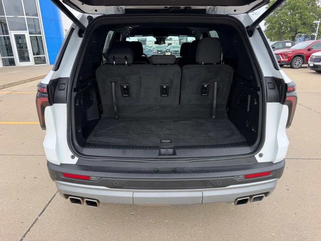 Used 2024 Chevrolet Traverse LT w/ Trailering Package AWD/4WD image 4