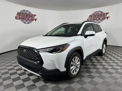 Used 2023 Toyota Corolla Cross LE image 3