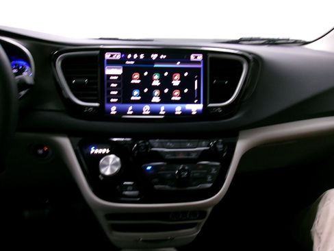 Used 2024 Chrysler Pacifica Touring-L FWD image 13