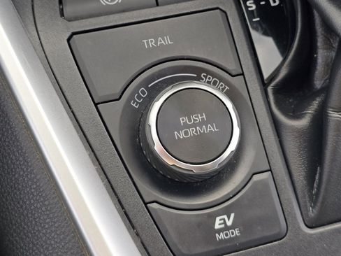 Used 2022 Toyota RAV4 XLE Premium image 9