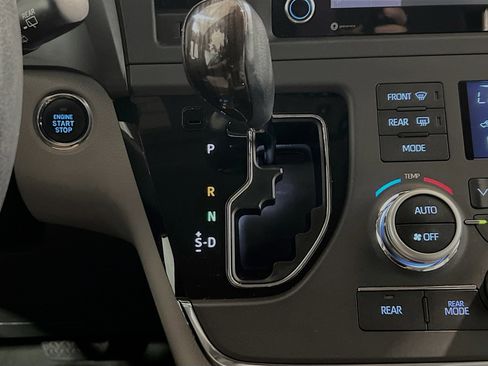 Used 2019 Toyota Sienna XLE w/ XLE Navigation Package FWD image 13