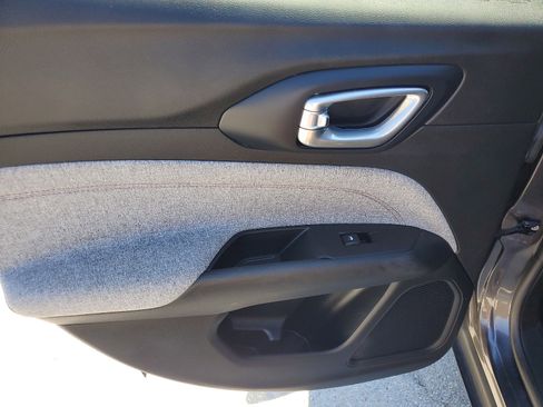 Used 2022 Jeep Compass Latitude image 10