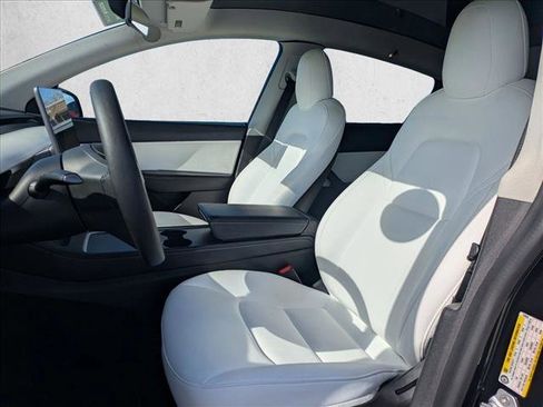 Used 2021 Tesla Model Y Long Range image 16