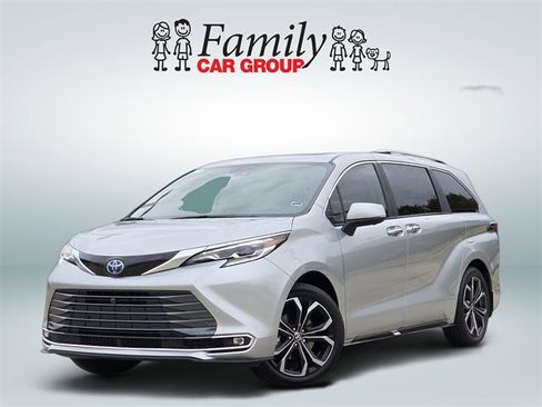 Used 2025 Toyota Sienna Platinum image 1