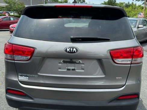 Used 2017 Kia Sorento L image 9