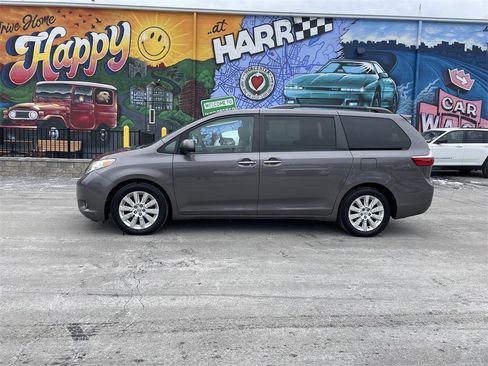 Used 2015 Toyota Sienna XLE image 2