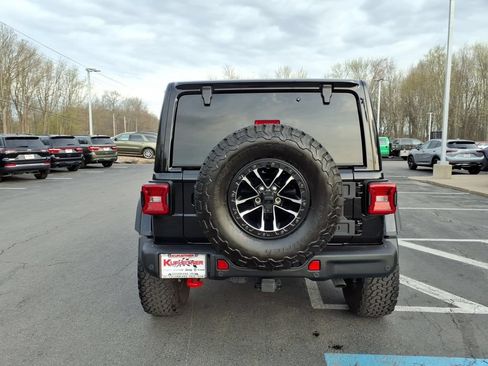 Used 2025 Jeep Wrangler Unlimited Rubicon AWD/4WD image 3