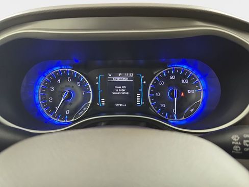 Used 2017 Chrysler Pacifica Touring w/ Tire & Wheel Group FWD image 23