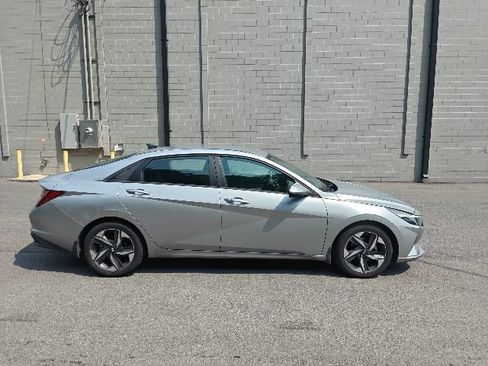 Used 2023 Hyundai Elantra SEL w/ Convenience Package FWD image 2