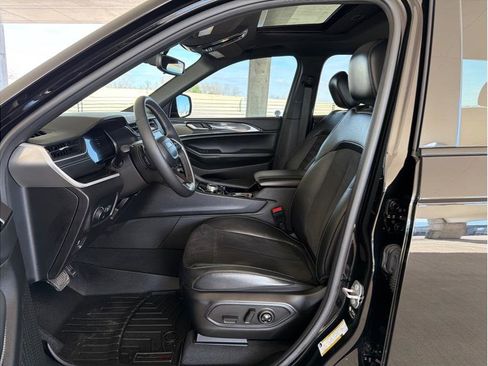 Used 2023 Jeep Grand Cherokee Altitude image 10