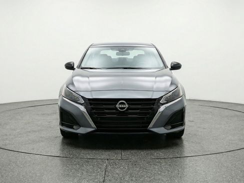 Used 2025 Nissan Altima 2.5 SV image 2