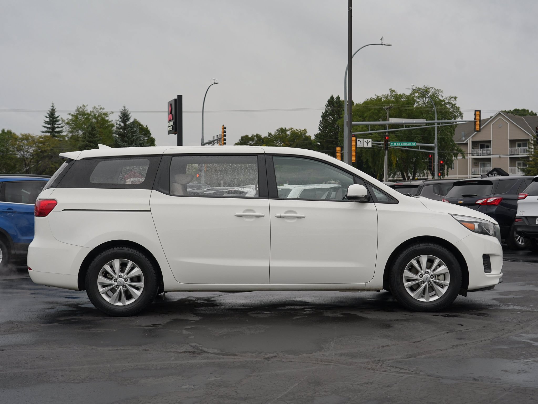 Used 2018 Kia Sedona L FWD image 2